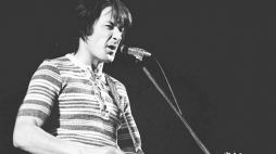 Piosenkarz i kompozytor Krzysztof Klenczon w Sali Kongresowej Pałacu Kultury i Nauki, Warszawa 18.kwietnia 1972 r. Fot. PAP/Ireneusz Radkiewicz