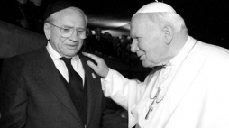 Jerzy Kluger i Jan Paweł II. Fot. domena publiczna