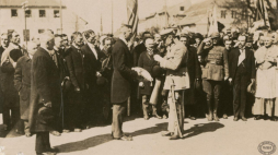 Płock 10 kwietnia 1921 roku - Józef Piłsudski przypina Krzyż Walecznych do poduszki z herbem miasta. Fot. plock.eu