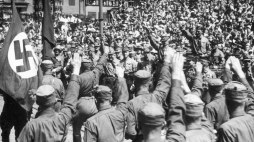 Przywódca NSDAP Adolf Hitler przyjmuje defiladę członków partii, Norymberga 1932 r. 