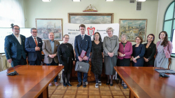 Laureaci i organizatorzy: w środku (z teczką) dr Michał Nowakowski, drugi z lewej prof. Mirosław Lenart. Fot. UO/Sylwester Pszon