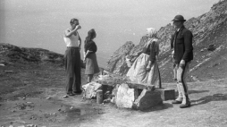 Tatry Zachodnie, Wyżnia Kondracka Przełęcz, rok 1947 - górale sprzedają turystom kwaśne mleko. Fot. CAF/PAP