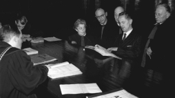 Kazimierz Moczarski (stoi, drugi z prawej) zapoznaje się z aktami w czasie swojego procesu rehabilitacyjnego w 1956 r. Fot. PAP/Wojciech Kondracki