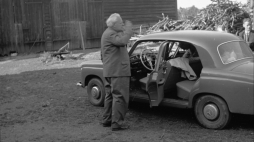 Wojnowo 10.1958. Pisarz Melchior Wańkowicz z wizytą w gospodarstwie rodziny Filiponów. Fot. PAP/Tadeusz Trepanowski 