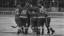 Katowice 08.04.1976. 43. Mistrzostwa Świata w Hokeju na Lodzie, w dniach 8-25 kwietnia, w hali Spodek. Mecz Polska - ZSRR, wygrany przez polską reprezentację 6:4. Fot. PAP/Adam Urbanek