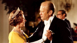 Brytyjska królowa Elżbieta II  i prezydent USA Gerald R. Ford  podczas uroczystej kolacji w Białym Domu w 1976r. Fot.  PAP/EPA/Biblioteka im. Geralda R. Forda