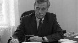 Andrzej Olechowski w 1992 r. jako Doradca ds. ekonomicznych prezydenta RP Lecha Wałęsy oraz członek Rady ds. Rozwoju Gospodarczego przy Prezydencie RP. Fot. PAP/Longin Wawrynkiewicz