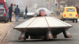 Joel Teissier z Cubnezais koło Bordeaux jeździ do miasta na zakupy pojazdem, który sam zbudował dla uczczenia zbliżającego się 2000 roku. Autko o średnicy 2 m przypomina UFO a poruszane jest silniczkiem elektrycznym pozwalającym toczyć się z szybkością zupełnie nie kosmiczną, bo tylko 20 km/godz. FOT. PAP/CAF-EPA/PATRICK BERNARD