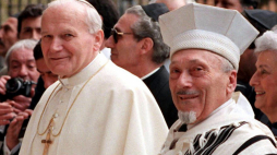 13 kwietnia 1986 r. papież Jan Paweł II złożył historyczną wizytę w rzymskiej synagodze. Na zdjęciu obok niego: Elio Toaff, naczelny rabin Rzymu. Fot. PAP/EPA/ANSA 