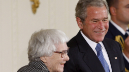 Prezydent USA George W. Bush wręcza powieściopisarce Harper Lee Prezydencki Medal Wolności w 2007 r. Fot. PAP/EPA/SHAWN THEW  
