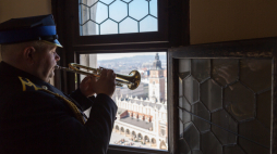 Hejnalista Krzysztof Daniel na wieży mariackiej w 2015 r. Fot. PAP/Stanisław Rozpędzik 