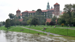 Zalane bulwary na zakolu Wisły w Krakowie pod Wawelem. Fot. PAP/Jacek Bednarczyk
