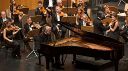 Barry Douglas przy fortepienie. Fot. PAP/EPA/Pedro Puente