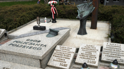 Grób Policjanta Polskiego w Katowicach. Fot. PAP/Andrzej Grygiel