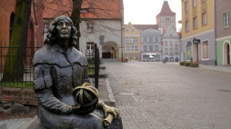 Ławeczka Mikołaja Kopernika w Olsztynie. PAP/Tomasz Waszczuk