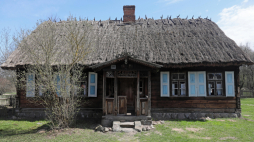 Chałupa z Dąbrowy-Moczydeł wybudowana około roku 1926 w Podlaskim Muzeum Kultury Ludowej w podbiałostockim Wasilkowie. Fot. PAP/Artur Reszko