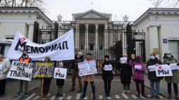 Protest w obronie stowarzyszenia „Memoriał” pod Ambasadą Federacji Rosyjskiej w Warszawie, 2021 r. Fot. PAP/Tomasz Gzell