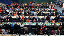 Śniadanie wielkanocne dla potrzebujących, organizowane przez Caritas Archidiecezji Gdańskiej w Hali 100-lecia w Sopocie w Wielką Sobotę 2025 r. Fot. PAP/Piotr Matusewicz 