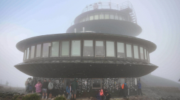 Wysokogórskie Obserwatorium Meteorologiczne im. Tadeusza Hołdysa na Śnieżce. Zdjecie z lipca 2024 r. Fot. PAP/Maciej Kulczyński