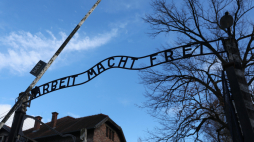 Brama byłego niemieckiego  nazistowskiego obozu koncentracyjnego Auschwitz. Fot. PAP/Leszek Szymański