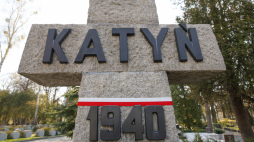  Krzyż Katyński na Cmentarzu Wojskowym na Powązkach w Warszawie. Fot. PAP/Rafał Guz