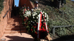 Obchody 85. rocznicy zbrodni katyńskiej. Uroczystość złożenia wieńców przed Epitafium Katyńskim przy Muzeum Katyńskim na terenie Cytadeli Warszawskiej. Fot. PAP/Leszek Szymański