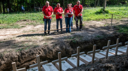 Pogrzeb w czerwcu 2025 r. ekshumowanych szczątków polskich ofiar zbrodni wołyńskiej w dawnej wsi Puźniki w dzisiejszym obwodzie tarnopolskim na zachodzie Ukrainy. Fot. PAP/Vladyslav Musiienko