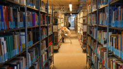 Wnętrze Biblioteki Uniwersyteckiej w Warszawie. Fot. PAP/Albert Zawada