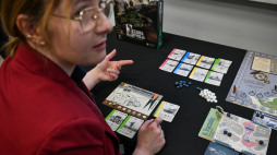 rezentacja gry planszowej "Czarna Dywizja" w sali konferencyjnej rzeszowskiego Oddziału IPN w Rzeszowie. Fot. PAP/Darek Delmanowicz