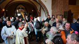 Metropolita szczecińsko-kamieński abp Wiesław Śmigiel (C-L) podczas "Święconki Jakubowej dla ubogich" w szczecińskiej Bazylice Archikatedralnej pw. św. Jakuba Apostoła. Fot. PAP/Marcin Bielecki