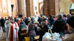 Metropolita szczecińsko-kamieński abp Wiesław Śmigiel podczas "Święconki Jakubowej dla ubogich" w szczecińskiej Bazylice Archikatedralnej pw. św. Jakuba Apostoła. Fot. PAP/Marcin Bielecki