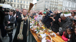 Kardynał Grzegorz Ryś podczas święcenia pokarmów wielkanocnych na krakowskim Rynku Głównym. Fot. PAP/Łukasz Gągulski