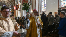 Abp Adrian Galbas podczas mszy w warszawskiej archikatedrze Św. Jana Chrzciciela. Fot. PAP/ Piotr Nowak