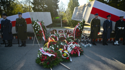 Pomnik Ofiar Katastrofy Smoleńskiej na Cmentarzu Wojskowym na Powązkach w Warszawie. Fot. PAP/Marcin Obara