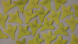 Papierowe żonkile podczas konferencji prasowej nt. 14. edycji akcji społeczno-edukacyjnej Żonkile. Fot. PAP/Tomasz Gzell