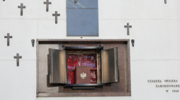 Uroczystości pogrzebowe doczesnych szczątków Ofiary Zbrodni Katyńskiej w Sanktuarium Poległych i Pomordowanych na Wschodzie przy kościele pw. św. Karola Boromeusza na Powązkach w Warszawie. Fot. PAP/Rafał Guz