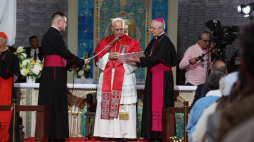 Papież Leon XIV podczas spotkania w bazylice Matki Bożej Afryki w Algierze. Fot. PAP/EPA/MOHAMED MESSARA 