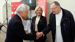 Wiceminister kultury i Generalny Konserwator Zabytków Bożena Żelazowska (w środku), przeor Jasnej Góry o. Grzegorz Prus (z prawej) i historyk sztuki Aleksander Broda (z lewej) w Klasztorze oo. Paulinów na Jasnej Górze w Częstochowie. Fot. PAP/Waldemar Deska