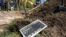 Prace poszukiwawcze na terenie Woli Ostrowieckiej. Fot. PAP/Vladyslav Musiienko