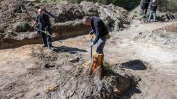 Prace poszukiwawcze IPN na terenie Woli Ostrowieckiej. Fot. PAP/Wladyslav Musiienko