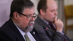 Od lewej: dyrektor Zakładu Medycyny Sądowej Collegium Medicum UJ dr hab. Tomasz Konopka oraz przewodniczący Rady Naukowej Muzeum Bł. Ks. Jerzego Popiełuszki prof. Paweł Skibiński podczas konferencji prasowej nt. „Sądowo-lekarska analiza przyczyn i okoliczności śmierci ks. Popiełuszki” w siedzibie Sekretariatu Konferencji Episkopatu Polski w Warszawie, 24 kwietnia 2026 r. Fot. PAP/Tomasz Gzell