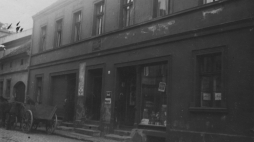 Września, widok zewnętrzny budynku w którym mieści się szkoła znana z prześladowań dzieci polskich przez Prusaków, 1934 r./NAC