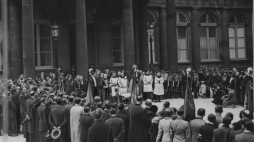 Uroczystość otwarcia i poświęcenia nowego gmachu Ambasady RP w Paryżu przy rue Saint Dominique w dniu polskiego święta narodowego. Widok na zebranych przed Ambasadą uczestników uroczystości. Przemawia ambasador Alfred Chłapowski, 3 maja 1936 r./NAC