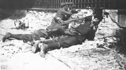 Żołnierze na stanowisku podczas obrony Belwederu. Widoczny ręczny karabin maszynowy Chauchat wz.1915., 12-15 maja 1926 r. Fot. Narodowe Archiwum Cyfrowe