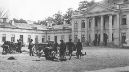 Grupa żołnierzy marszałka Józefa Piłsudskiego na placu przed Belwederem, 12-15 maja 1926 r. Fot. Narodowe Archiwum Cyfrowe