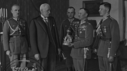 Wręczenie urny z ziemią spod Samosierry prezydentowi Ignacemu Mościckiemu przez delegację 3. Pułku Szwoleżerów im. płk. Jana Kozietulskiego, 1931 r./NAC