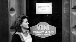 1 Dywizja Pancerna w Moerdijk, kobieta przed witryną jednego ze sklepów. Widoczny napis w języku polskim: "Dziękujemy wam Polacy", 1944 r./NAC