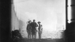 Żołnierze w ruinach opactwa na szczycie Monte Cassino, 1944 r. /NAC