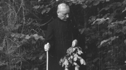 Prymas Polski Stefan Wyszyński podczas internowania w Komańczy, 1956 r./NAC