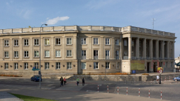 Budynek m.in. Wydziału Filologicznego UwB i Wydziału Historii i Stosunków Międzynarodowych Uniwersytetu w Białymstoku przy pl. Niezależnego Zrzeszenia Studentów 1. Fot. Bogusław Bajko, CC BY-SA 3.0 PL <https://creativecommons.org/licenses/by-sa/3.0/pl/deed.en>, via Wikimedia Commons